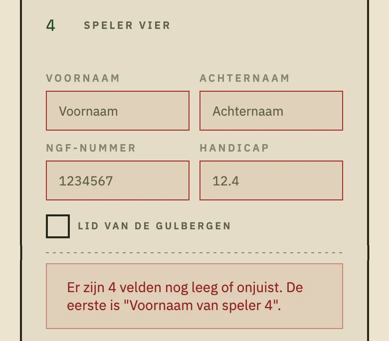 Het inschrijfformulier van the19thholeinvitational.nl op een telefoon, nadat je op Team inschrijven tikte met speler vier nog leeg: de vier velden van speler vier hebben een rode rand, en de melding eronder zegt: Er zijn 4 velden nog leeg of onjuist. De eerste is Voornaam van speler 4.