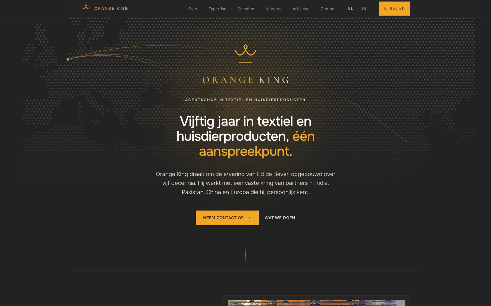 De bovenkant van orangeking.nl: een gouden kroon op een donkere wereldkaart, de kop 'Vijftig jaar in textiel en huisdierproducten, één aanspreekpunt' en daaronder de knop Neem contact op.