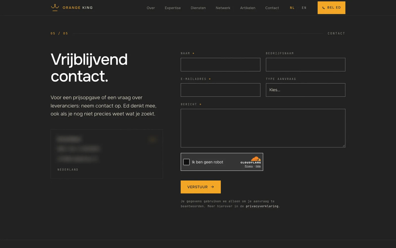 De contactsectie van orangeking.nl: bovenin de vaste balk met het kroontje en het menu, links de kop 'Vrijblijvend contact.' en rechts het formulier met naam, bedrijfsnaam, e-mailadres, type aanvraag en bericht, daaronder een vinkje 'Ik ben geen robot' en de oranje knop Verstuur. De contactgegevens in het kaartje linksonder zijn onleesbaar gemaakt.