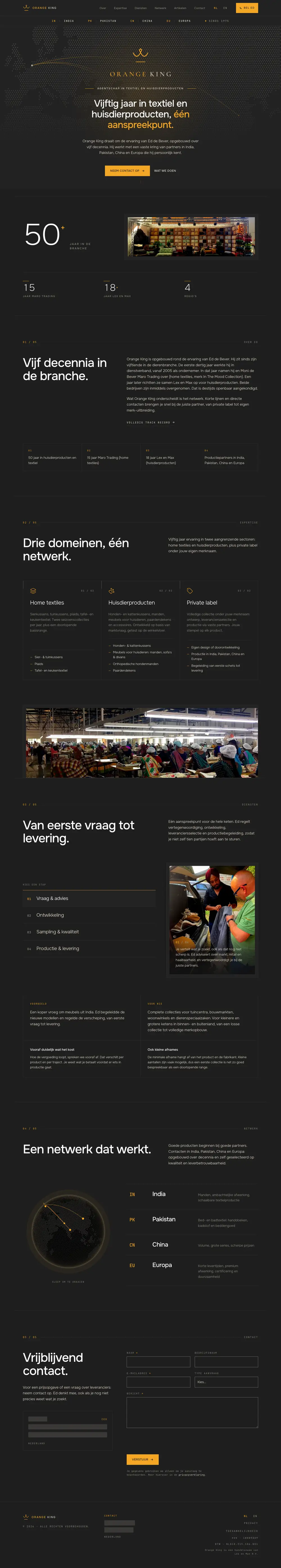 De volledige homepage van Orange King: een donkere pagina met een gouden kroon, de regel over vijftig jaar textiel en huisdierproducten, daaronder blokken over de branche, de drie domeinen, de route van vraag tot levering en het netwerk, met foto's uit de productie ertussen, en onderaan een contactformulier.